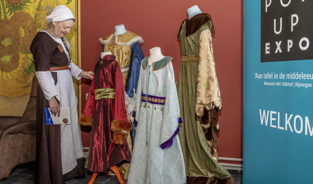 Een impressie van de middeleeuwse kostuums die deel uitmaken van de expositie. Foto: Tycho van Dijk